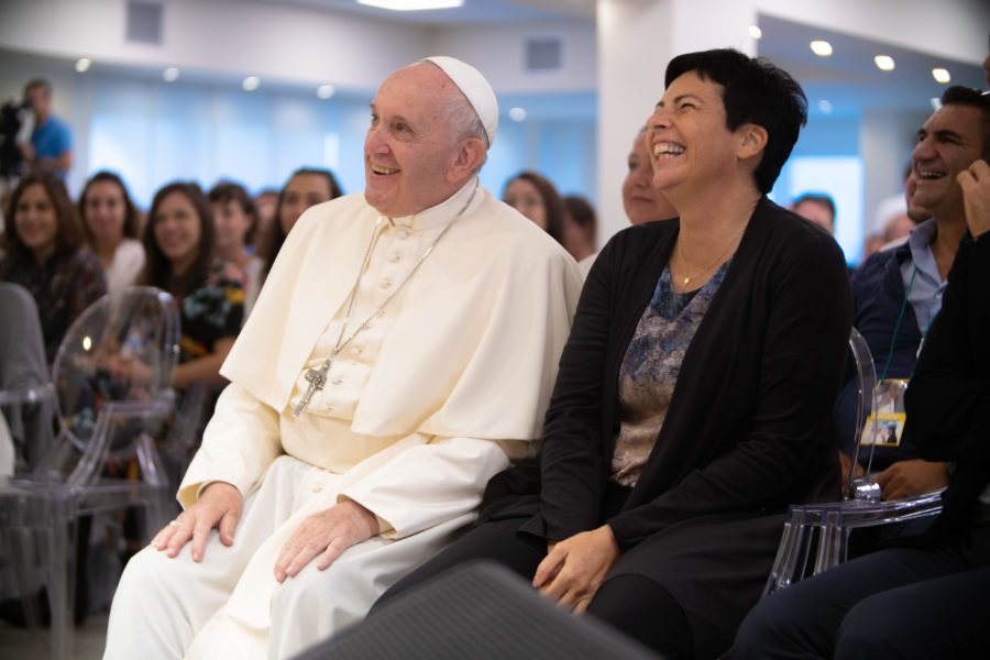 Papa Francesco e Chiara Amirante sorridono