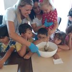bambini della ludoteca di nuovi orizzonti vistano gli anziani nella Fisiocenter di Ripi